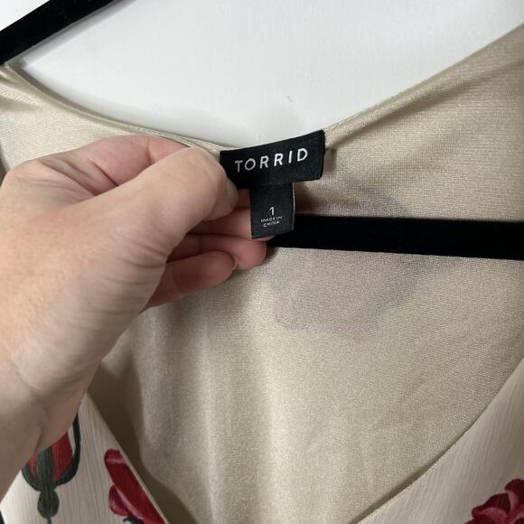 Torrid Blouse Womens 1X Cream Floral Rose V Neck Button Smocked Waist Plus Size - Picture 3 of 10